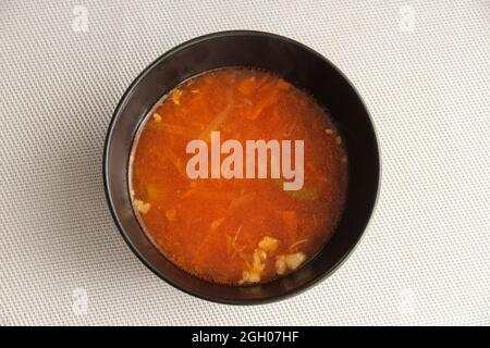 Borsch dans une tasse en céramique noire. Vue de dessus Banque D'Images