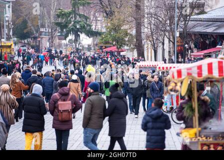 ISTANBUL - DEC 31: Foule de personnes marchant en hiver dans la vieille ville d'Istanbul. Place Sultanahmet avec les touristes, décembre 31. 2020 en Turquie Banque D'Images