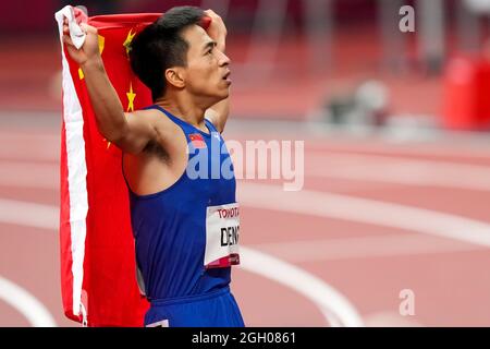 Tokyo, Japon. 4 septembre 2021. Deng Peicheng (C) de Chine célèbre après la finale masculine du 100m T36 aux Jeux paralympiques de Tokyo de 2020 à Tokyo, au Japon, le 4 septembre 2021. Credit: Zhang Cheng/Xinhua/Alay Live News Banque D'Images