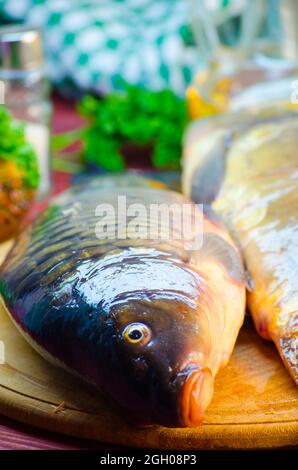 carpe de poisson frais sur une planche en bois dans la cuisine Banque D'Images
