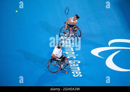 Tokyo, Japon. 4 septembre 2021. Wang Ziying/Zhu Zhenzhen (en haut) de la Chine concourt lors de la double médaille de bronze des femmes de tennis en fauteuil roulant contre Kamiji Yui/Ohtani Momoko du Japon aux Jeux paralympiques de Tokyo en 2020 à Tokyo, au Japon, le 4 septembre 2021. Crédit: Cheong Kam Ka/Xinhua/Alay Live News Banque D'Images