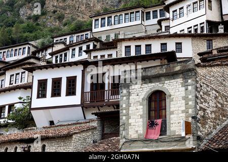 Vieilles maisons traditionnelles otomes dans la vieille partie de la ville de berat, au patrimoine mondial de l'unesco, en Albanie Banque D'Images