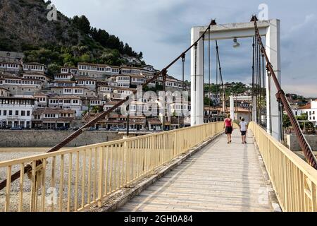 Touriste traversant le pont dans une partie ancienne de la ville de berat en albanie Banque D'Images