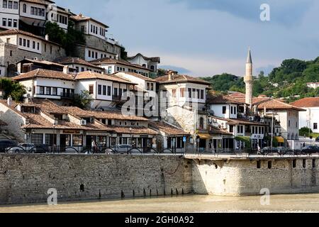 Vieilles maisons historiques traditionnelles dans la vieille partie de la ville de berat en Albanie Banque D'Images
