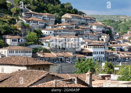 Vieilles maisons traditionnelles dans la vieille partie de la ville de berat, au patrimoine mondial de l'unesco, en Albanie Banque D'Images
