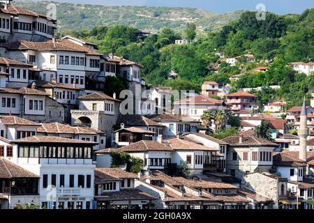 Vieilles maisons traditionnelles otomes dans la vieille partie de la ville de berat en Albanie Banque D'Images