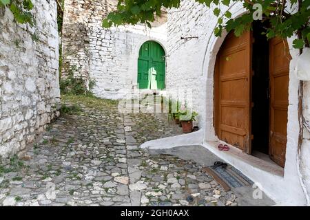 Rue de Coble entre maisons historiques traditionnelles otoman dans une partie ancienne de la ville de berat, en albanie Banque D'Images