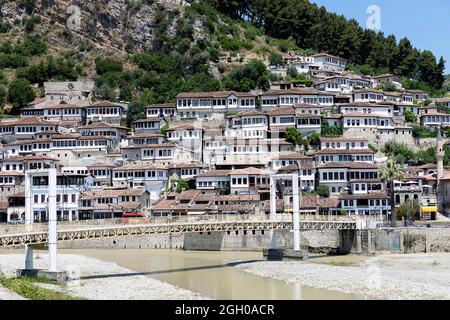 Maisons traditionnelles des balkans dans la vieille ville historique de berat albanie Banque D'Images