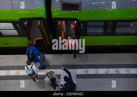 Berlin, Allemagne. 04e septembre 2021. Les passagers montent à bord d'un train de la société privée Flixtrain à la gare principale de Berlin. Le syndicat des chauffeurs de train GDL a appelé ses membres à faire grève à la Deutsche Bahn. Outre le trafic de marchandises, le trafic de passagers est également en grève depuis jeudi soir. L'action industrielle doit se terminer mercredi soir. Credit: Paul Zinken/dpa/Alay Live News Banque D'Images