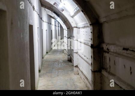 Le tunnel de la guerre froide construit dans l'ère du président communiste Enver Hoxha sous la colline dans la ville de Gjirokaster en Albanie Banque D'Images