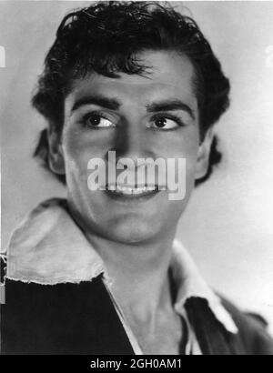 LAURENCE OLIVIER Portrait comme Orlando dans COMME VOUS L'AIMEZ réalisateur / producteur de 1936 PAUL CZINNER jouer William Shakespeare traitement J.M. Barrie Music William Walton cinématographie Harold Rosson réalisateur David Lean costume design John Armstrong et Joe Strassner caméraman Jack Cardiff chorégraphe Ninette de Valois Inter - Allied film Producers Ltd. / 20ième siècle Fox film Company Banque D'Images
