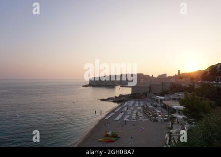 Vue sur la plage de Banje à Dubrovnik avant le coucher du soleil, Croatie 2020 Banque D'Images