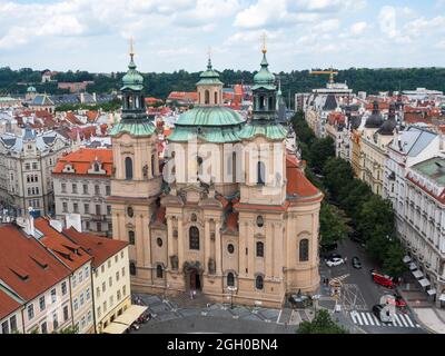 Prague, République tchèque - juillet 3 2021 : Eglise hussite Saint Nicolas tchécoslovaque sur la place de la vieille ville Banque D'Images