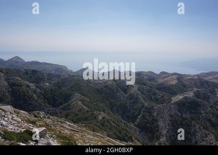 Vue sur la chaîne de montagnes du parc national de biokovo, près de Makarska, Croatie 2020 Banque D'Images