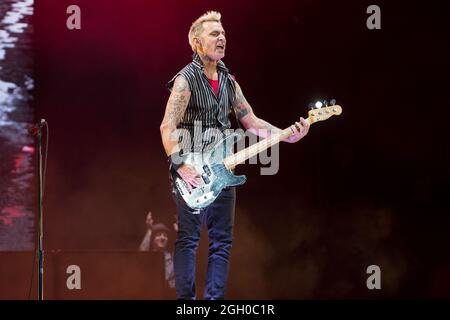 27 AOÛT - SAN FRANCISCO, CA : Mike Dirnt de Green Day se produit à Oracle Park le 27 août 2021 à San Francisco, Californie. Crédit : Raymond Ahner/accès photo Banque D'Images