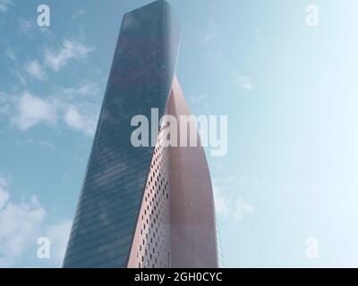 Vue magnifique du bâtiment le plus haut du Koweït, centre commercial Al Hamra. Gratte-ciel du Koweït. Banque D'Images