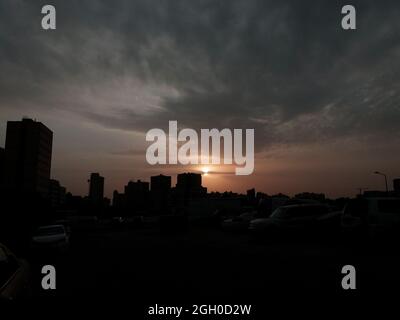 Belle vue du lever du soleil. Jour nuageux. Vue spectaculaire sur le lever du soleil le matin. Banque D'Images