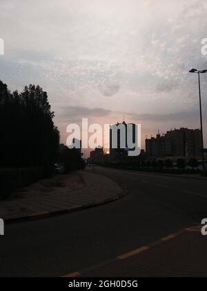 Temps nuageux et belle vue sur le lever du soleil. Heure du matin. Banque D'Images