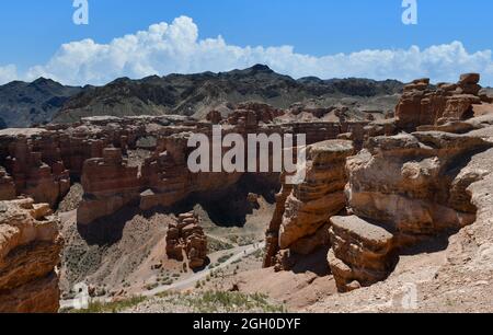 Les touristes prennent des photos au fond du canyon, vue panoramique Banque D'Images