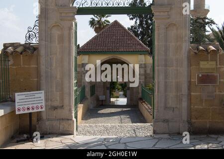 Larnaca, Chypre - octobre 16 2019 : vue de la porte d'entrée du Sultan de Hala Tekke le 16 2019 octobre à Larnaca, Chypre. Banque D'Images