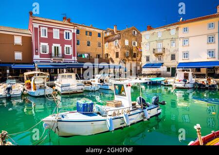 Cres. Port coloré et front de mer dans la ville de Cres, île de Cres, archipel Adriatique de Croatie Banque D'Images