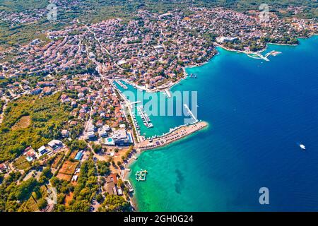 Ville de Malinska vue aérienne du littoral, île de Krk, Croatie Banque D'Images