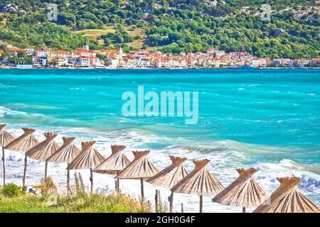 Plage turquoise à Baska soleil nuances vue, île de Krk, Croatie. Baska est une destination touristique célèbre en Croatie Banque D'Images