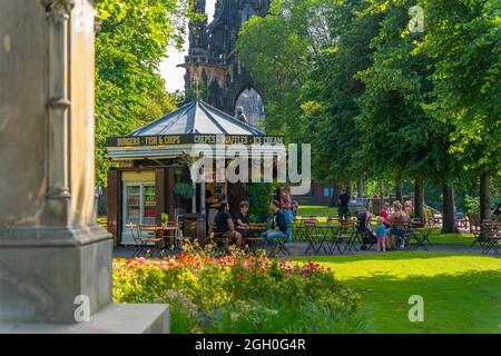 Vue sur le café de Princess Street Park près du monument Sir Walter Scott, Princes Street, Édimbourg, Lothian, Écosse, Royaume-Uni, Europe Banque D'Images