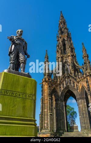 Vue sur la statue de Livingstone dans le parc Princess Street et le monument Sir Walter Scott, Princes Street, Édimbourg, Lothian, Écosse, Royaume-Uni Banque D'Images