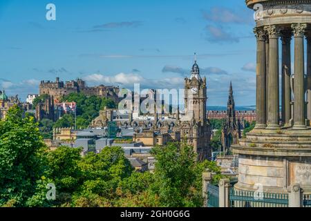 Vue sur le centre-ville et le monument Dugald Stewart, Édimbourg, Écosse, Royaume-Uni, Europe Banque D'Images