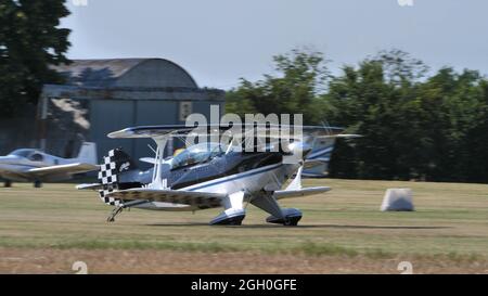 Ferrara Italie JUIN, 27, 2021 avion de Stunt en train de rouler sur la piste d'atterrissage en herbe lors d'un petit spectacle aérien. Christen Pitts S-2B spécial Banque D'Images