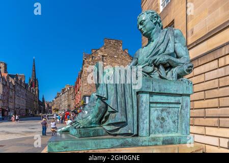 Vue sur la statue de David Hume et le High court of Justiciary on the Golden Mile, Édimbourg, Lothian, Écosse, Royaume-Uni, Europe Banque D'Images