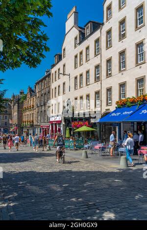 Vue sur les cafés et restaurants du Grassmarket, Edimbourg, Lothian, Ecosse, Royaume-Uni, Europe Banque D'Images