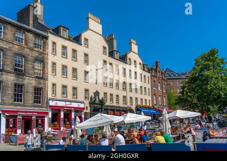 Vue sur les cafés et restaurants du Grassmarket, Edimbourg, Lothian, Ecosse, Royaume-Uni, Europe Banque D'Images