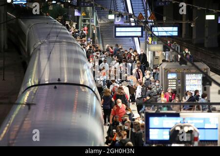 Hambourg, Allemagne. 1er septembre 2021. Quelques heures avant le début de la troisième vague de grèves par le syndicat des chauffeurs de train GDL, les voyageurs attendent à la gare principale pour prendre un train pour Berlin. Crédit : Bodo Marks/dpa/Alay Live News Banque D'Images