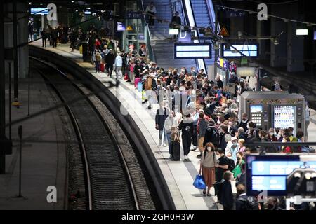 Hambourg, Allemagne. 1er septembre 2021. Quelques heures avant le début de la troisième vague de grèves par le syndicat des chauffeurs de train GDL, les voyageurs attendent à la gare principale pour prendre un train pour Berlin. Crédit : Bodo Marks/dpa/Alay Live News Banque D'Images