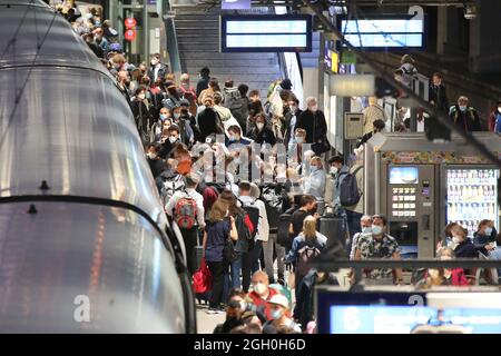 Hambourg, Allemagne. 1er septembre 2021. Quelques heures avant le début de la troisième vague de grèves par le syndicat des chauffeurs de train GDL, les voyageurs attendent à la gare principale pour prendre un train pour Berlin. Crédit : Bodo Marks/dpa/Alay Live News Banque D'Images