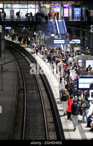 Hambourg, Allemagne. 1er septembre 2021. Quelques heures avant le début de la troisième vague de grèves par le syndicat des chauffeurs de train GDL, les voyageurs attendent à la gare principale pour prendre un train pour Berlin. Crédit : Bodo Marks/dpa/Alay Live News Banque D'Images