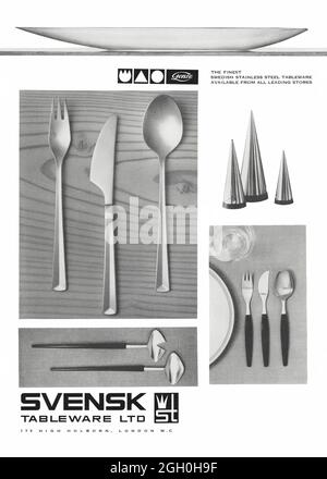 Une publicité des années 1960 pour des tablowear suédois stylés (ou couverts) – présentée dans la salle d'exposition Svensk Tablewear, High Holborn, Londres, Angleterre, Royaume-Uni. La publicité est apparue dans un magazine publié au Royaume-Uni en octobre 1962. Les articles illustrés sont tous fabriqués en acier inoxydable et le logo Gense est également affiché. Gense est le plus grand fabricant de couverts en acier inoxydable de Scandinavie. La société a été fondée par Gustaf Eriksson en 1856. Gense a collaboré avec des designers renommés, dont Monica Förster et Ingegerd Råman, pour concevoir leurs gammes – graphiques vintage des années 1960. Banque D'Images