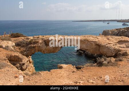 Vue sur l'arche naturelle de Koraka au Cap Greco à Chypre. Banque D'Images