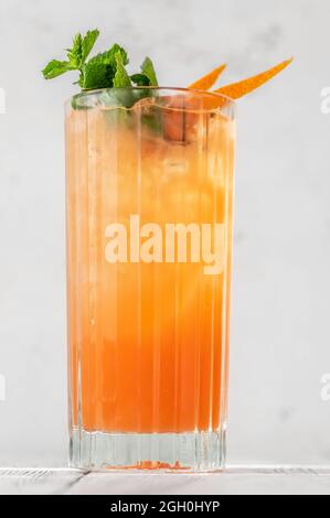 Verre de Carta Switchel cocktail garni de menthe fraîche Banque D'Images