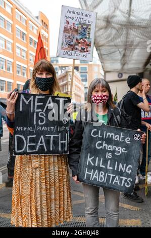 Londres, Royaume-Uni. 28 août 2021. Rébellion animale et extinction les partisans de la rébellion défilent lors de la « Marche nationale des droits des animaux ». Banque D'Images