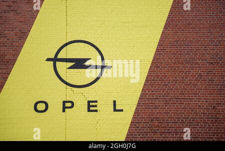 01 septembre 2021, Hessen, Rüsselsheim : le logo Opel est sur une façade de l'usine Opel. Photo: Andreas Arnold/dpa Banque D'Images