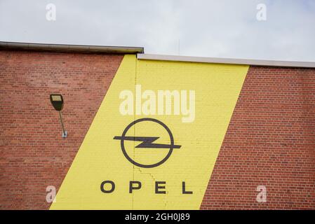 01 septembre 2021, Hessen, Rüsselsheim : le logo Opel est sur une façade de l'usine Opel. Photo: Andreas Arnold/dpa Banque D'Images