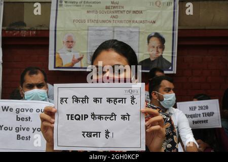 New Delhi, Inde. 04e septembre 2021. Le professeur adjoint de TEQIP a manifesté à la Maison Mandi à New Delhi, en Inde, le samedi 04 septembre 2021. Les professeurs adjoints du TEQIP exigent un emploi à temps plein comme le promit Miistère de l'éducation, Govt de l'Inde dans le cadre du protocole d'entente signé entre le Centre et l'État Govt. Photo par Akash Anshuman/ABACAPRESS.COM crédit: Abaca Press/Alay Live News Banque D'Images