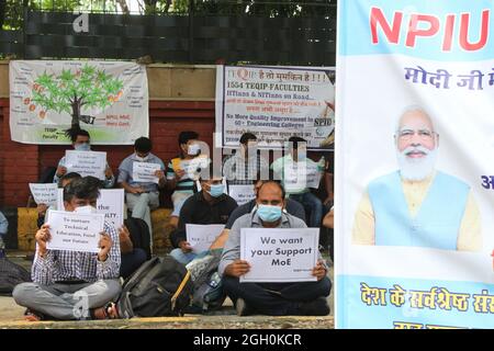 New Delhi, Inde. 04e septembre 2021. Le professeur adjoint de TEQIP a manifesté à la Maison Mandi à New Delhi, en Inde, le samedi 04 septembre 2021. Les professeurs adjoints du TEQIP exigent un emploi à temps plein comme le promit Miistère de l'éducation, Govt de l'Inde dans le cadre du protocole d'entente signé entre le Centre et l'État Govt. Photo par Akash Anshuman/ABACAPRESS.COM crédit: Abaca Press/Alay Live News Banque D'Images