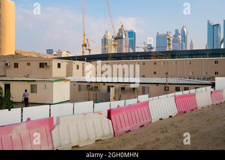 Composé de logement temporaire pour travailleurs étrangers de la construction. À Dubaï, Émirats arabes Unis. Banque D'Images