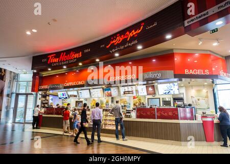 Un point de vente, café du café canadien Tim Hortons, chaîne de beignets dans le centre commercial près du Burj Khalifa. À Dubaï, Émirats arabes Unis. Banque D'Images