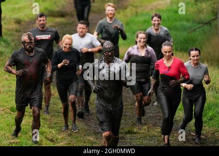 Les concurrents courent le parcours lors d'un événement Tough Mudder au Cholmondeley Castle Gardens à Malpas, Cheshire. Date de la photo: Samedi 4 septembre 2021. Banque D'Images