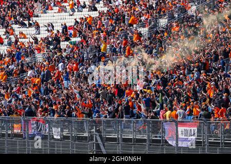 Zandvoort, pays-Bas. 04e septembre 2021. ZANDVOORT, PAYS-BAS - SEPTEMBRE 4 : des milliers de supporters des pays-Bas en costume d'orange lors de la libre pratique 3 du Grand Prix de F1 des pays-Bas au circuit Zandvoort le 4 septembre 2021 à Zandvoort, pays-Bas. (Photo de Marcel ter Bals/Orange Pictures) Credit: Orange pics BV/Alay Live News Banque D'Images